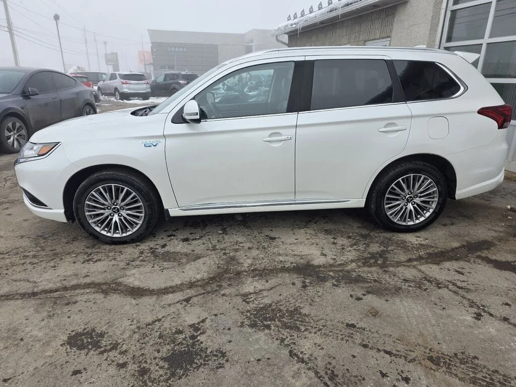 Mitsubishi Outlander * 360* ПАНО* KEYLESS* Camera* ПОДГРЕВ* , снимка 3 - Автомобили и джипове - 55433097