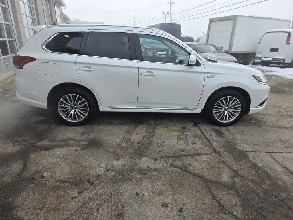 Mitsubishi Outlander * 360* ПАНО* KEYLESS* Camera* ПОДГРЕВ* , снимка 7 - Автомобили и джипове - 55433097