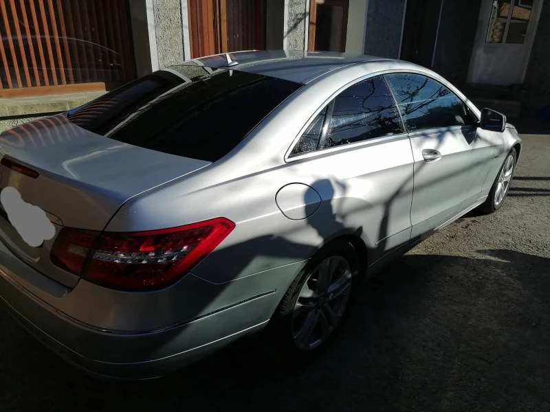 Mercedes-Benz E 220 Купе, снимка 4 - Автомобили и джипове - 46870299