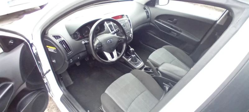 Kia Ceed, снимка 5 - Автомобили и джипове - 48237824