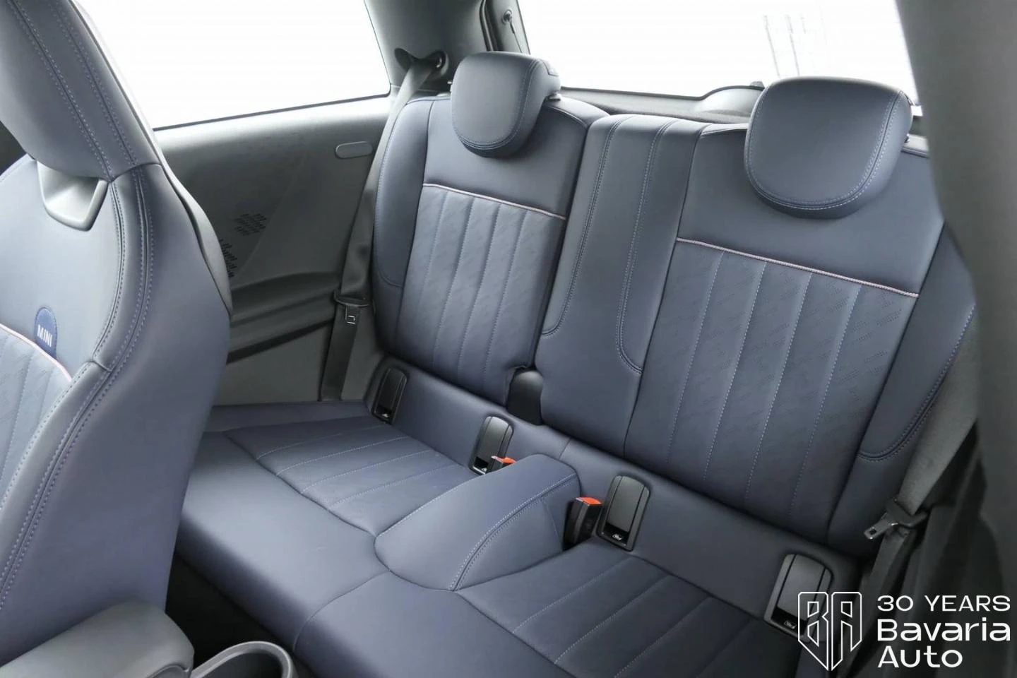 Mini Cooper C 1, 5 Steptronic Favoured Trim - изображение 8