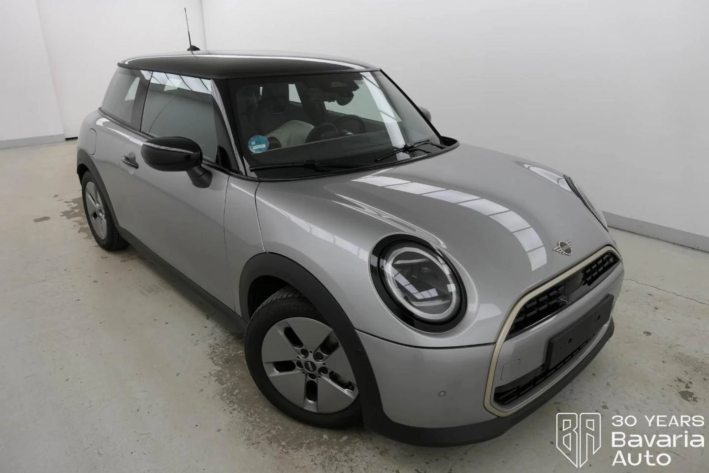 Mini Cooper C 1, 5 Steptronic Favoured Trim - изображение 4