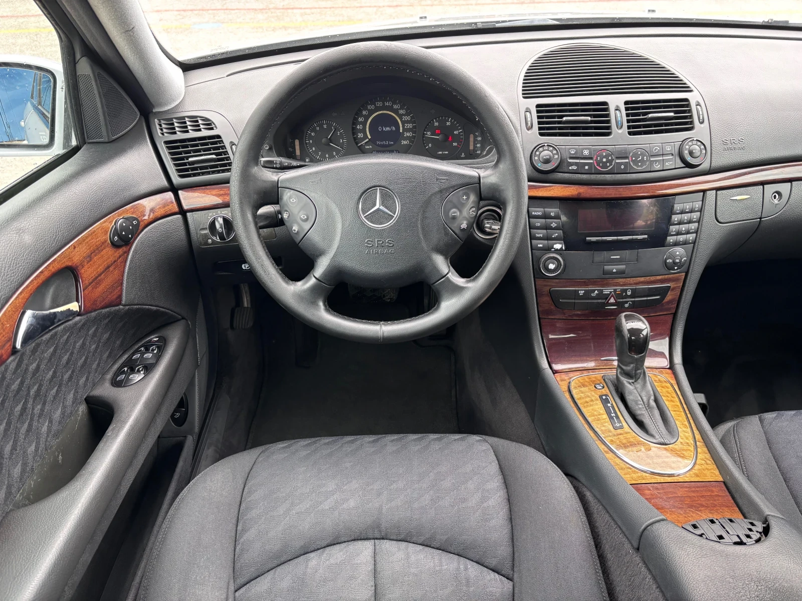 Mercedes-Benz E 220 2.2CDI Elegance Автоматик, снимка 12 - Автомобили и джипове - 55133995