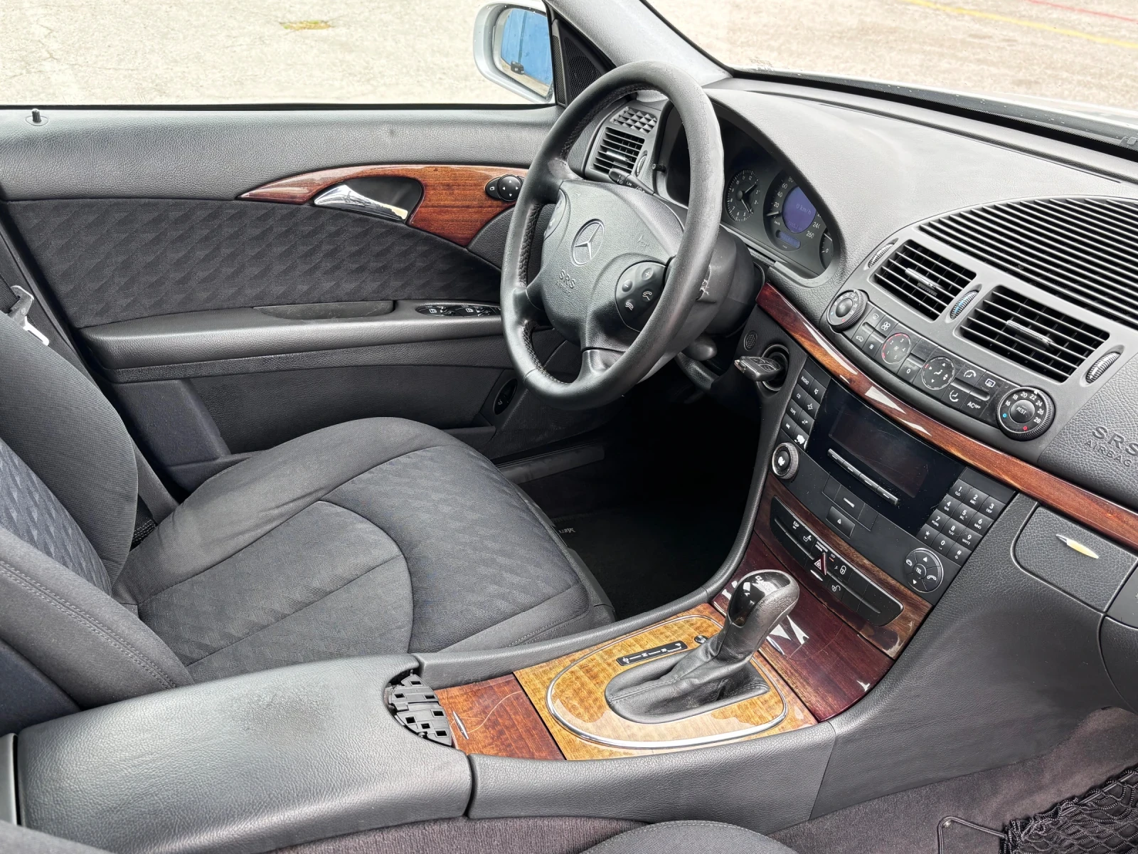 Mercedes-Benz E 220 2.2CDI Elegance Автоматик, снимка 14 - Автомобили и джипове - 55133995