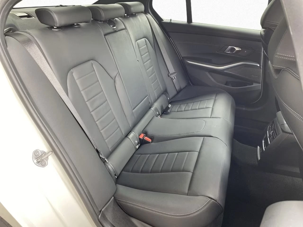 BMW 330 e xDrive M Sport/HARMAN KARDON/ADAPTIVE LED, снимка 8 - Автомобили и джипове - 55529753