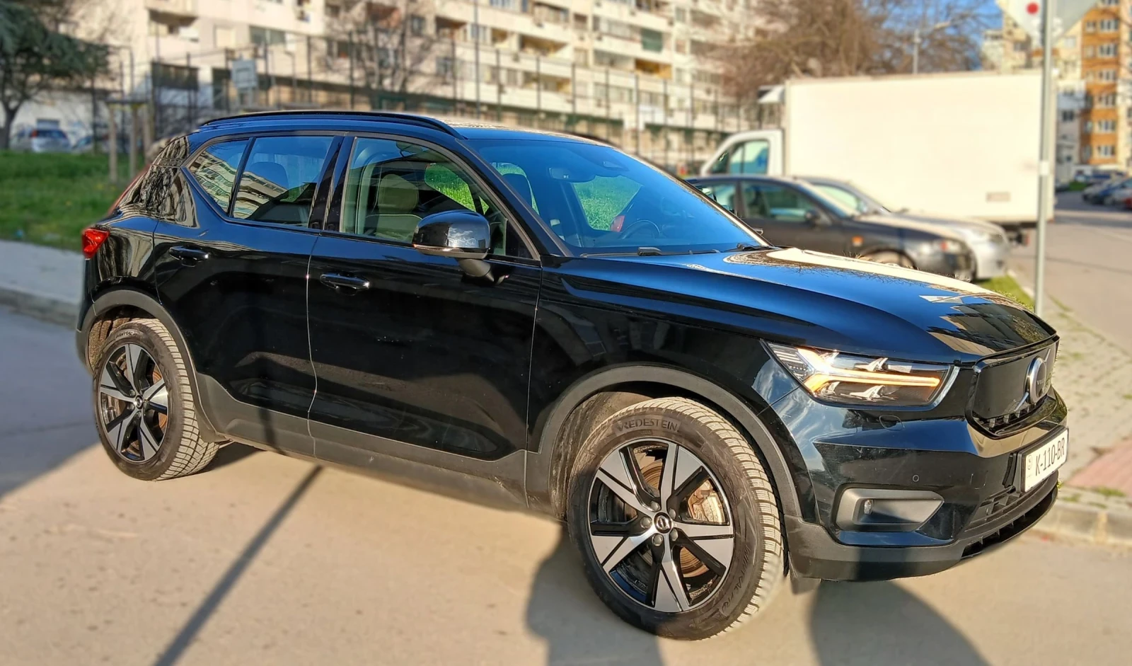 Volvo XC40 R-Design, AWD, 408к.с, cam360, Панорама, Алкантара, снимка 3 - Автомобили и джипове - 54175531