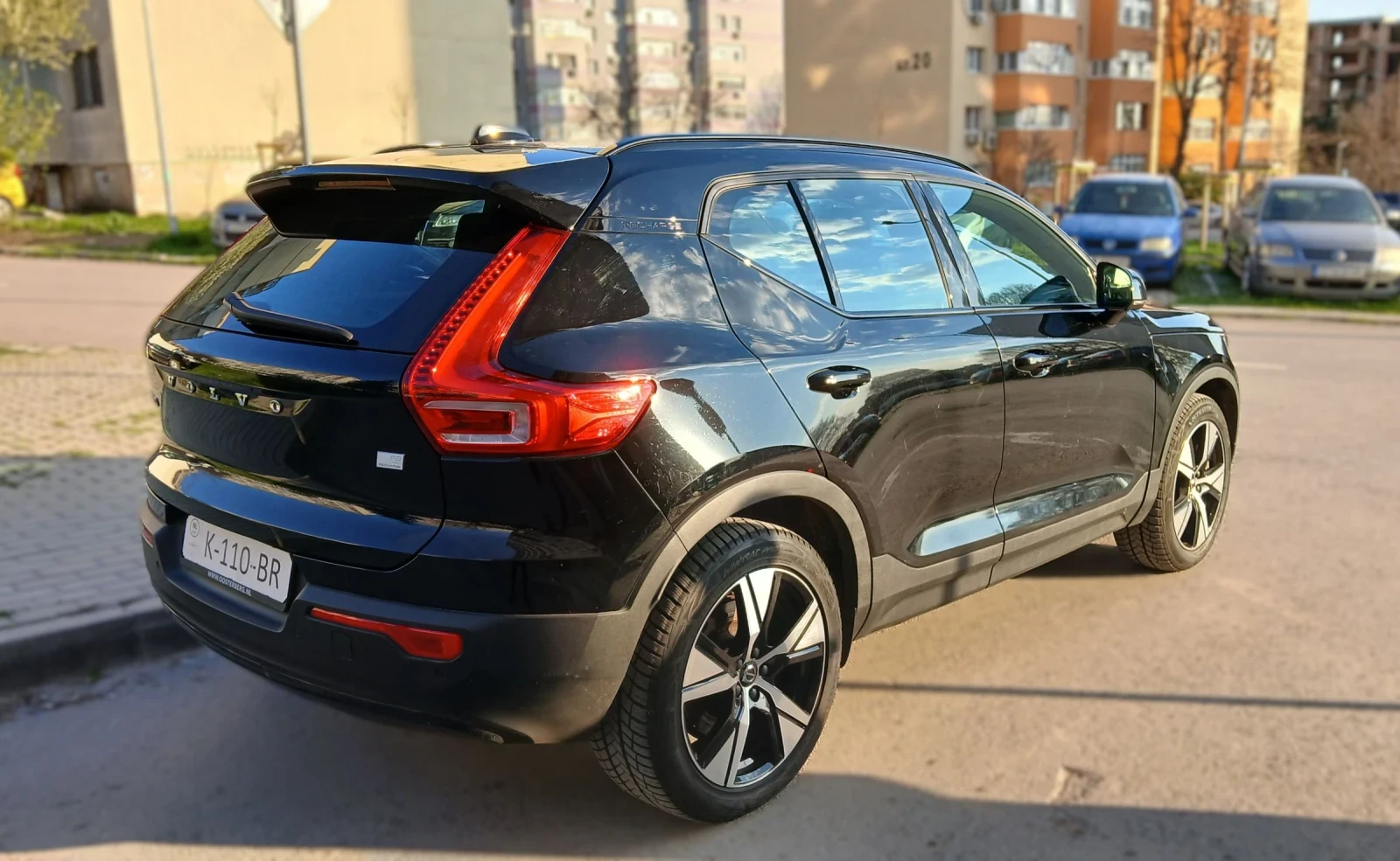 Volvo XC40 R-Design, AWD, 408к.с, cam360, Панорама, Алкантара, снимка 4 - Автомобили и джипове - 54175531