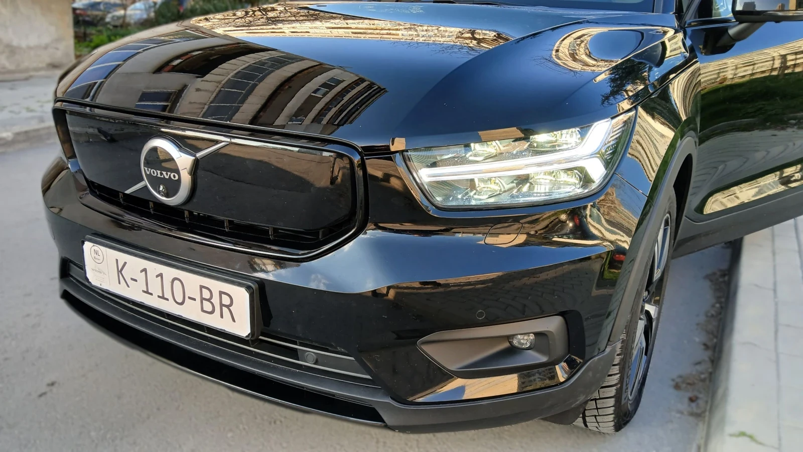 Volvo XC40 R-Design, AWD, 408к.с, cam360, Панорама, Алкантара, снимка 6 - Автомобили и джипове - 54175531