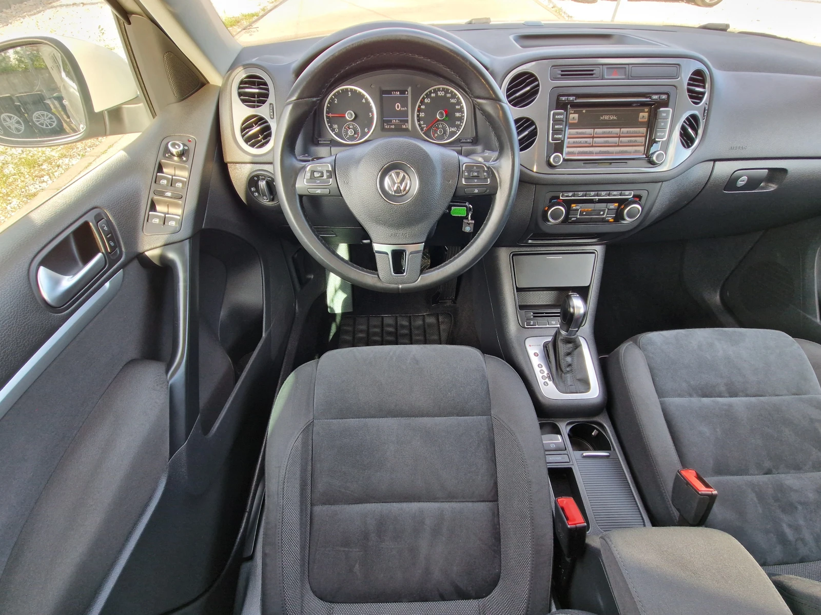 VW Tiguan 2.0TDI-AUT* DSG* 4motion-4x4* PANORAMA* ИСТИНСКИ К, снимка 12 - Автомобили и джипове - 56226994