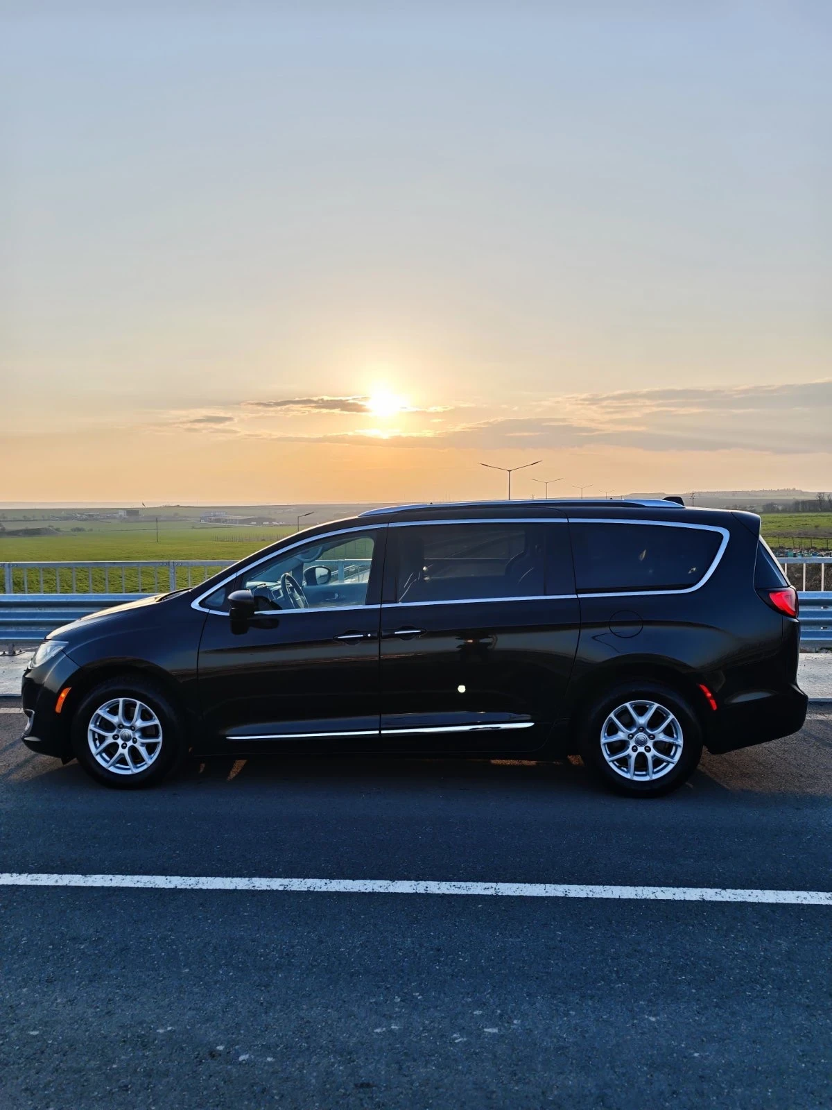 Chrysler Pacifica 2020, снимка 13 - Автомобили и джипове - 53978710