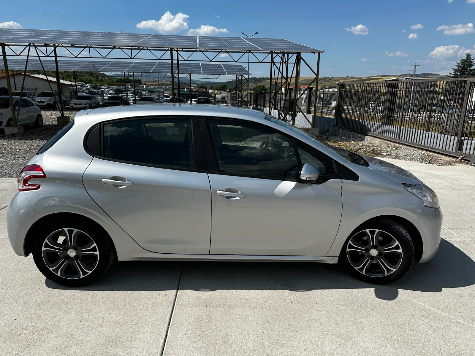 Peugeot 208 1.4HDI , снимка 10 - Автомобили и джипове - 55509165