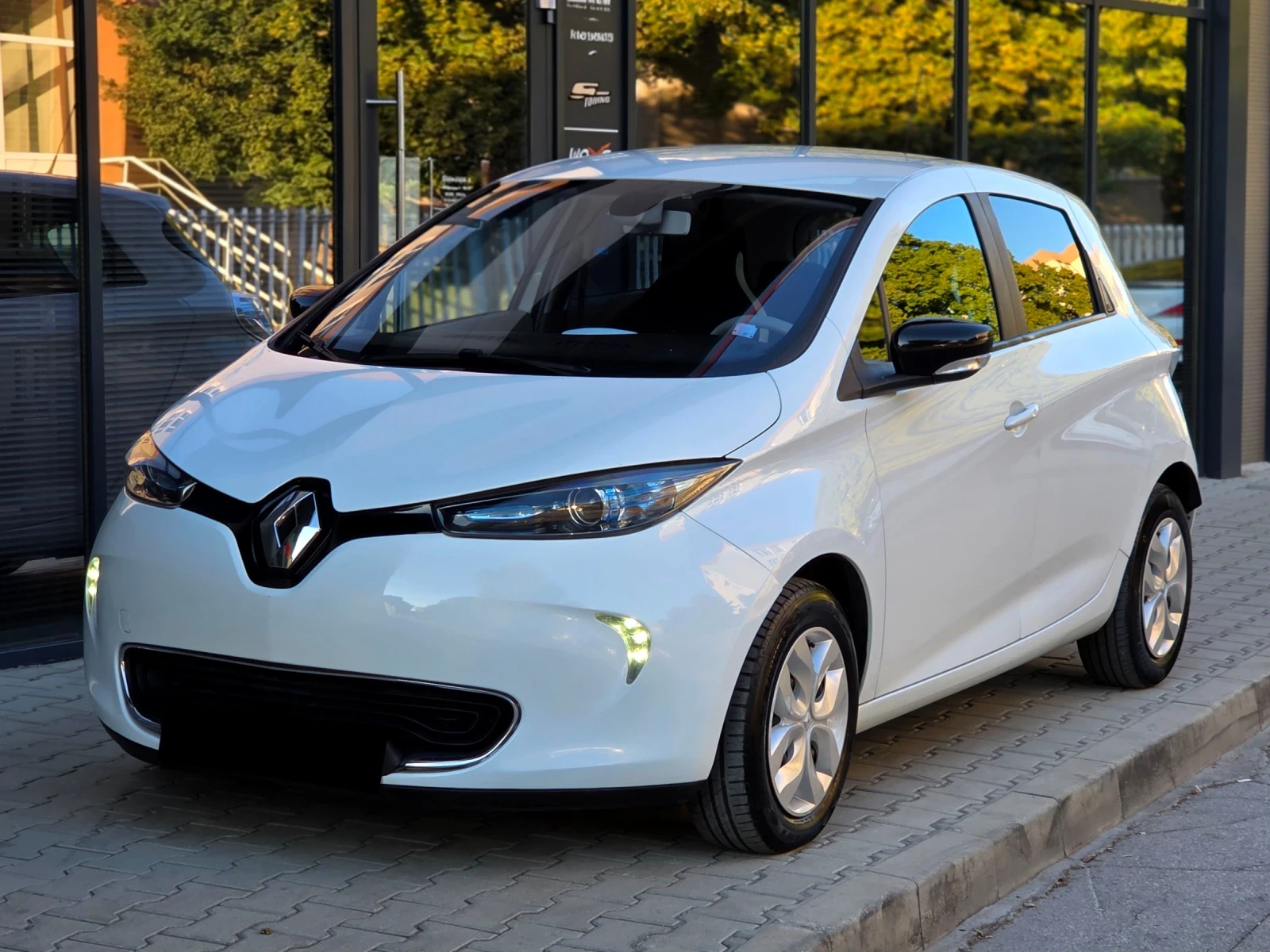 Renault Zoe R240 22 kWh * Термопомпа * Собствена батерия, снимка 3 - Автомобили и джипове - 56300175