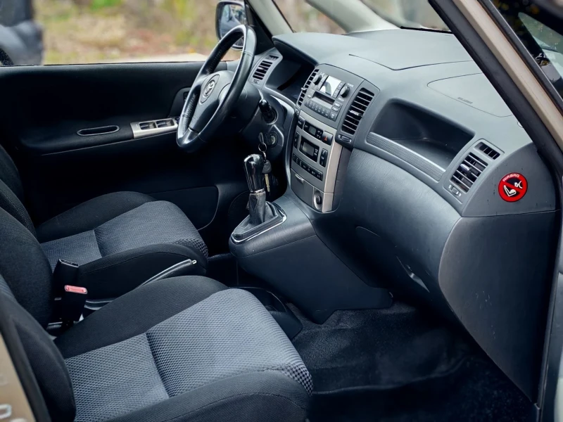 Toyota Corolla verso, снимка 14 - Автомобили и джипове - 52892830