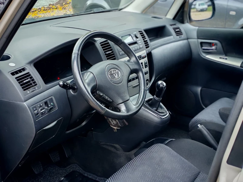 Toyota Corolla verso, снимка 9 - Автомобили и джипове - 52892830