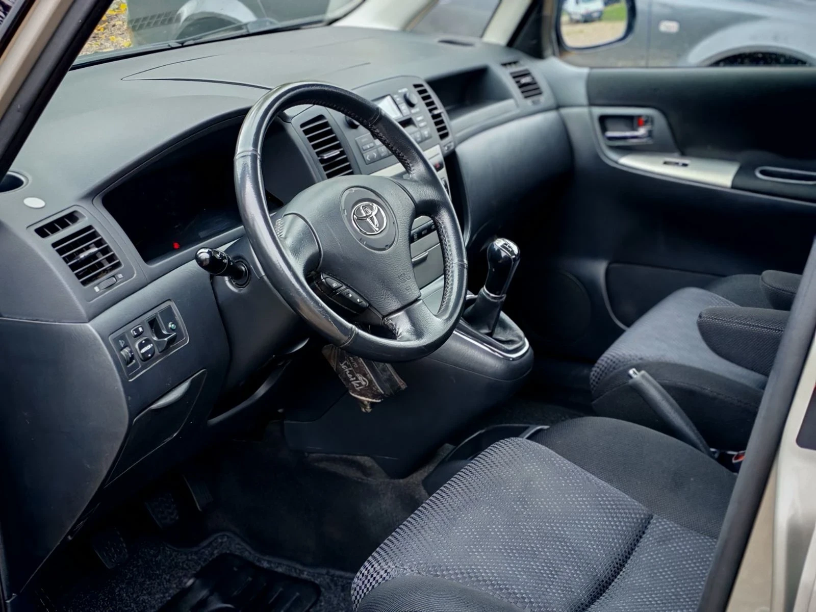 Toyota Corolla verso  - изображение 10