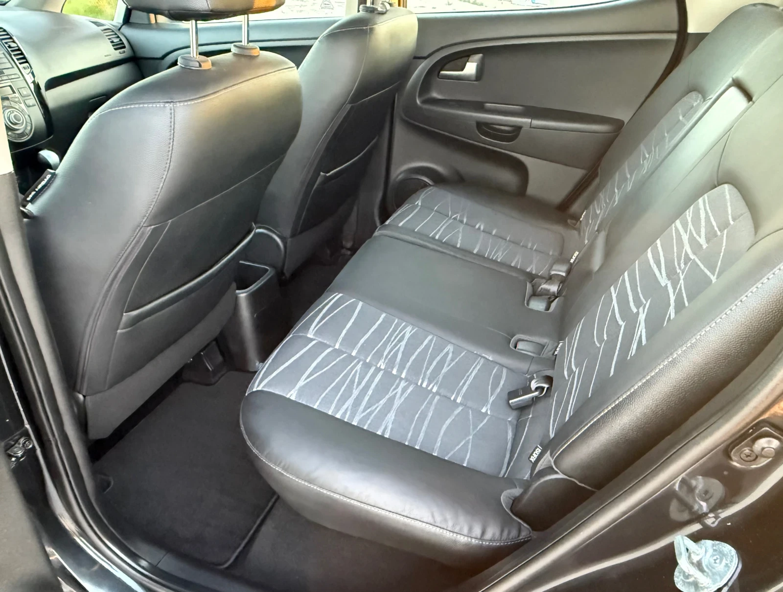 Kia Venga 1.6i АВТОМАТ, снимка 12 - Автомобили и джипове - 54310280