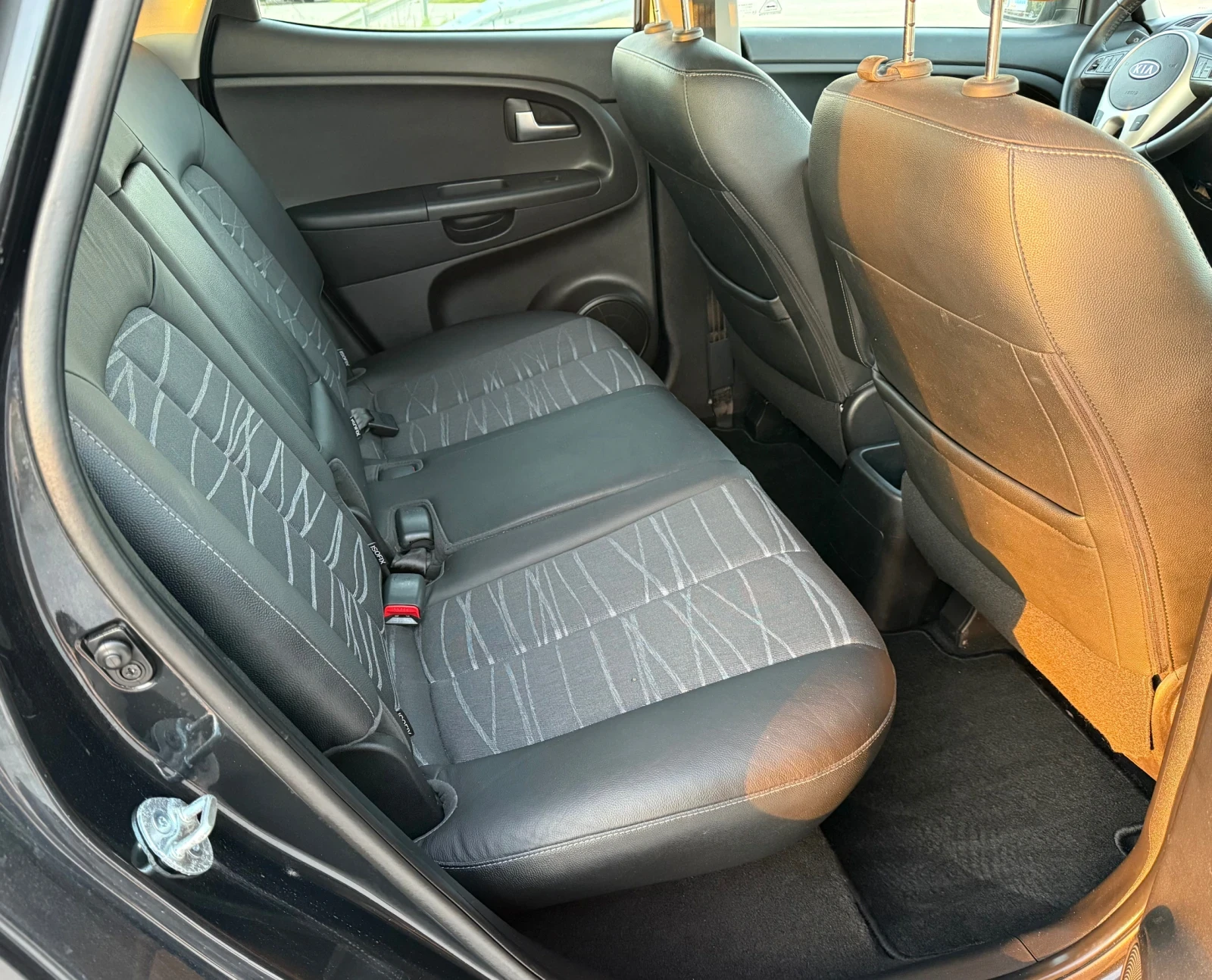 Kia Venga 1.6i АВТОМАТ, снимка 11 - Автомобили и джипове - 54310280