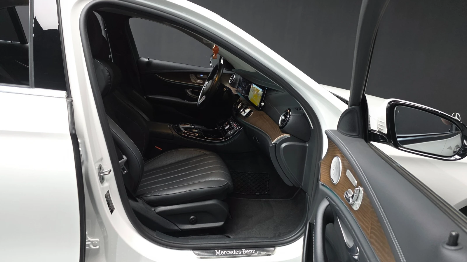 Mercedes-Benz E 300 2.0 Turbo, снимка 10 - Автомобили и джипове - 55476695