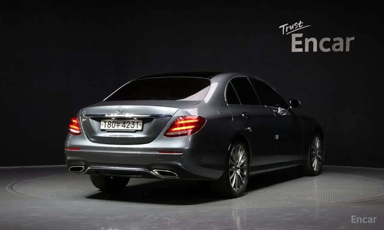 Mercedes-Benz E 350 4MATIC AMG Line/ПОДГРЕВ/ОБДУХ/ПАМЕТ/ФИНАНСИРАНЕ, снимка 2 - Автомобили и джипове - 56261357