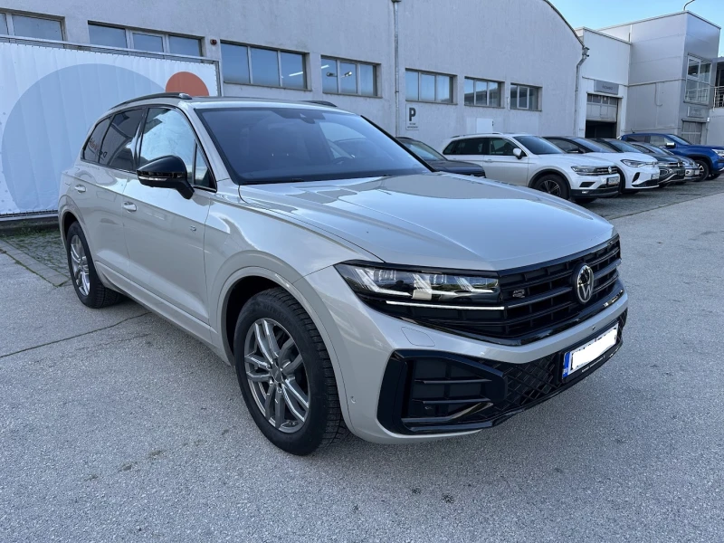 VW Touareg R-Line 3.0TDI 4Motion, снимка 2 - Автомобили и джипове - 52402179