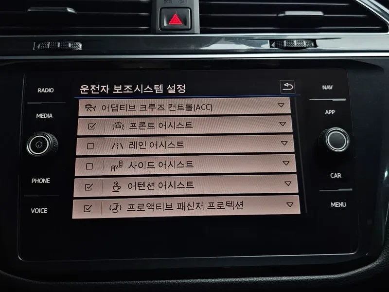 VW Tiguan 2.0 TDI PREMIUM, снимка 16 - Автомобили и джипове - 55351627