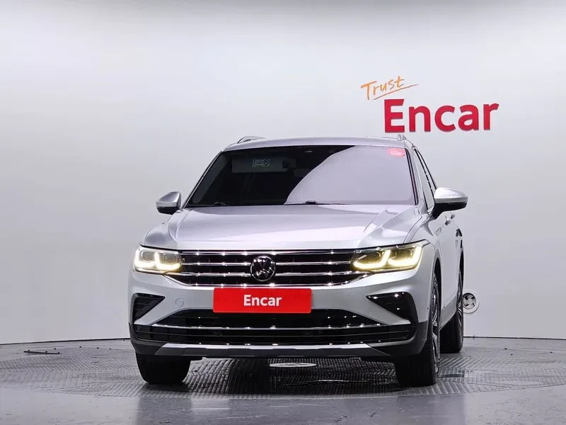 VW Tiguan 2.0 TDI PREMIUM, снимка 3 - Автомобили и джипове - 55351627