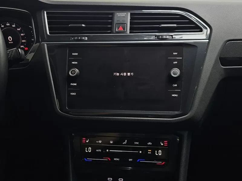 VW Tiguan 2.0 TDI PREMIUM, снимка 14 - Автомобили и джипове - 55351627