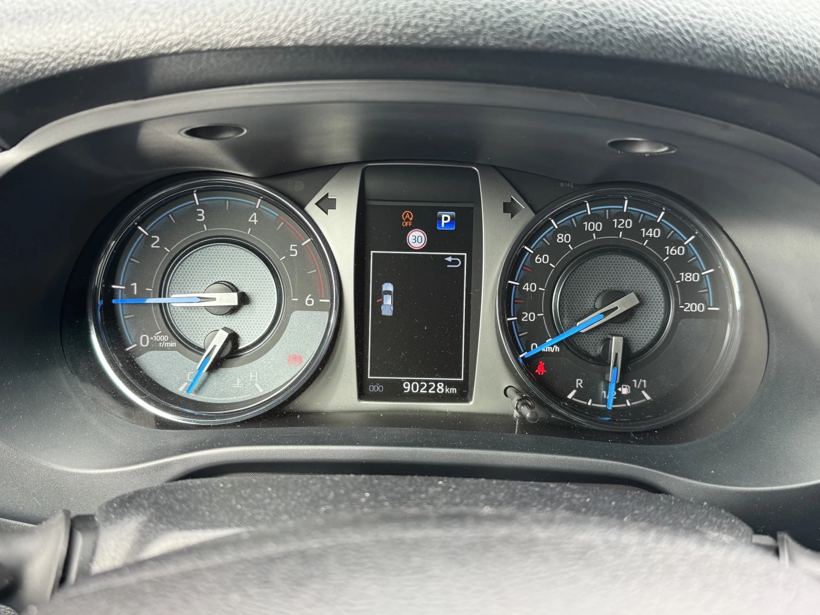 Toyota Hilux Ivincible, снимка 8 - Автомобили и джипове - 54096730