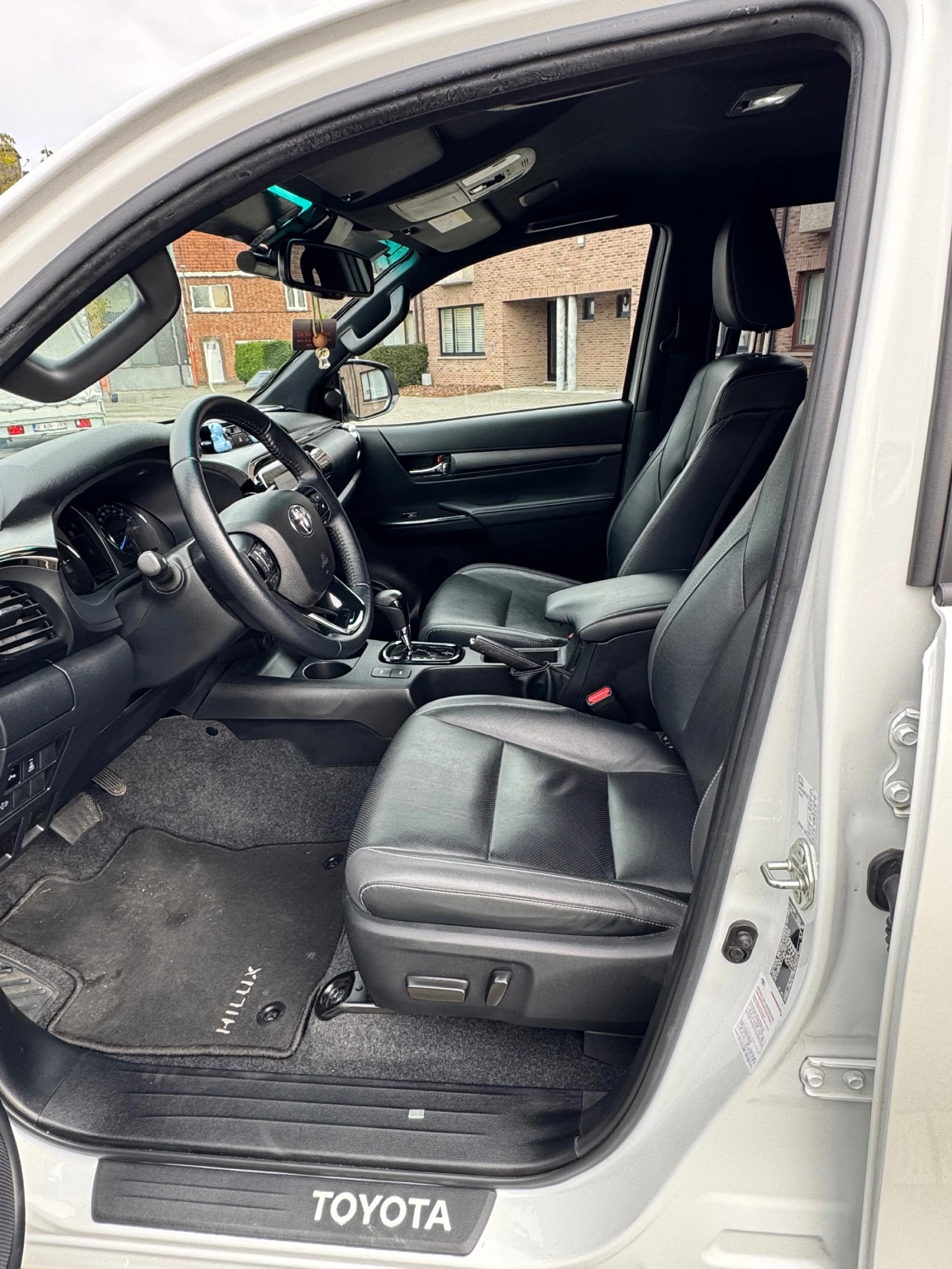 Toyota Hilux Ivincible, снимка 14 - Автомобили и джипове - 54096730