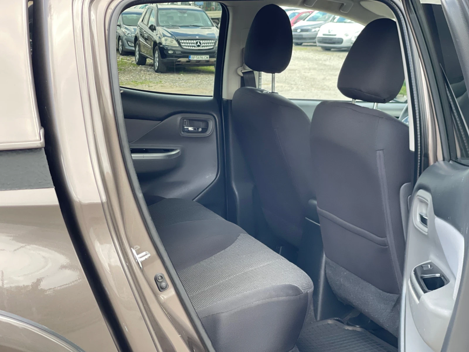 Mitsubishi L200 2.4 Di-D 4x4 Instyle, снимка 9 - Автомобили и джипове - 54803104