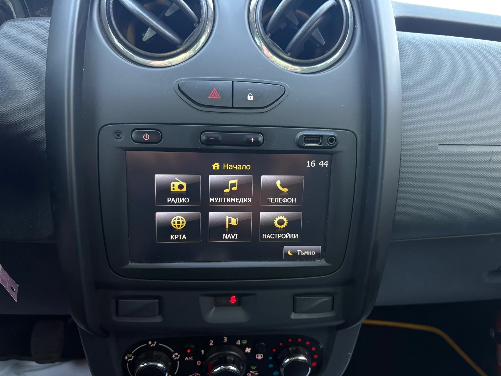 Dacia Duster 1.2T Facelift* 4 цилиднъра* Navi* Юбилейна* , снимка 13 - Автомобили и джипове - 56134005