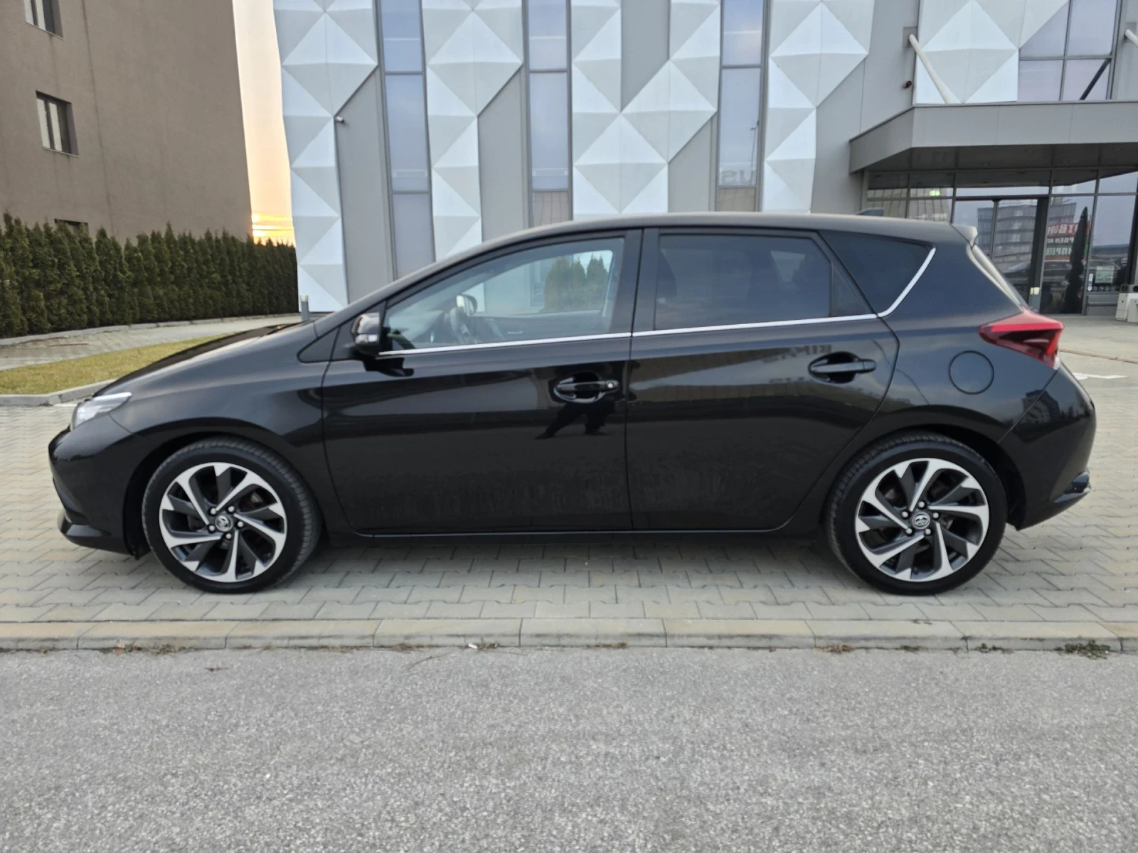 Toyota Auris 1.6D4D Facelift - изображение 6