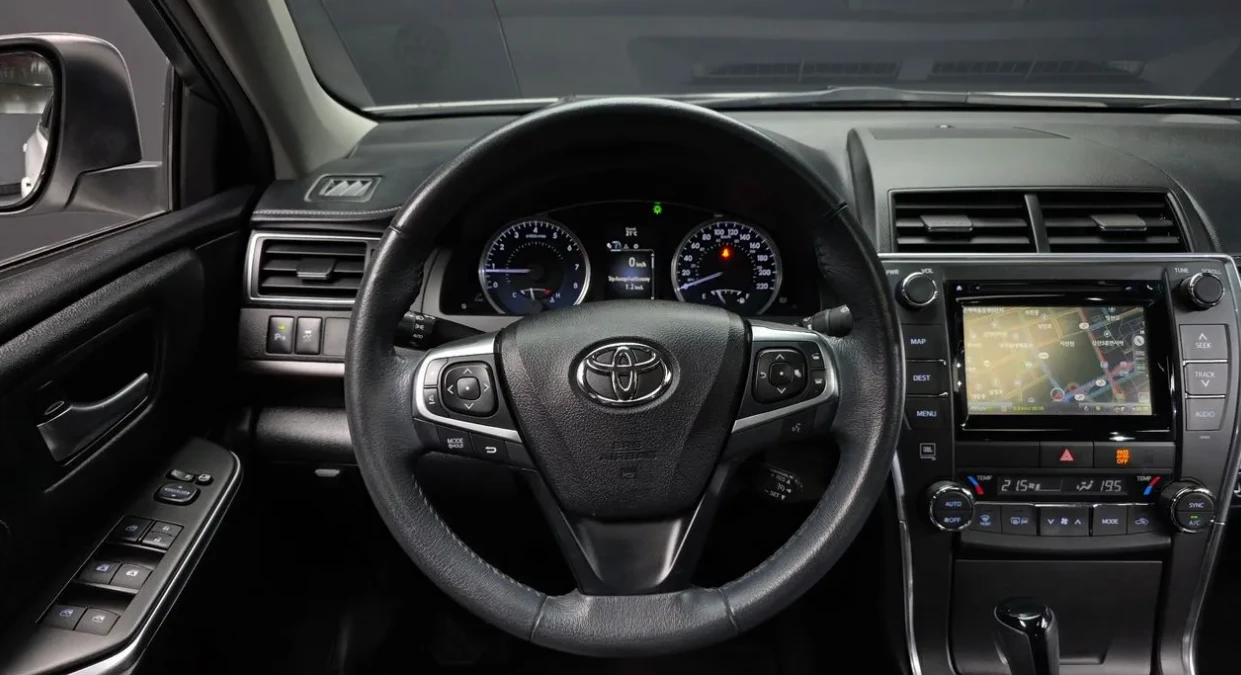 Toyota Camry 2.5 Бензин, снимка 4 - Автомобили и джипове - 55031510