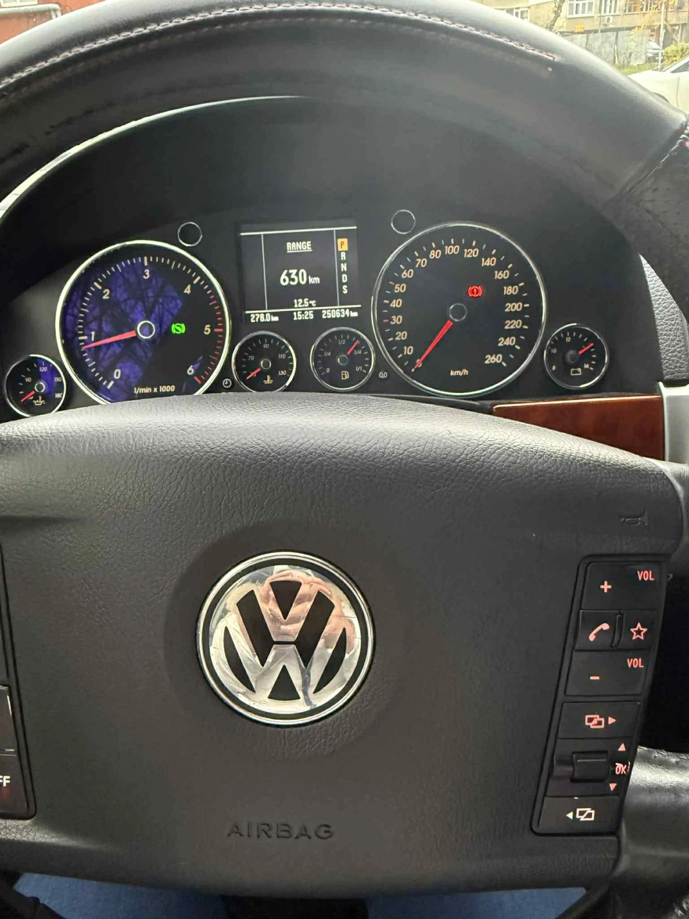 VW Touareg, снимка 6 - Автомобили и джипове - 54305610