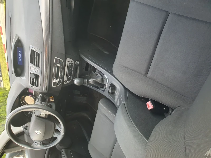 Renault Megane 1.5 DCI, снимка 7 - Автомобили и джипове - 52145183