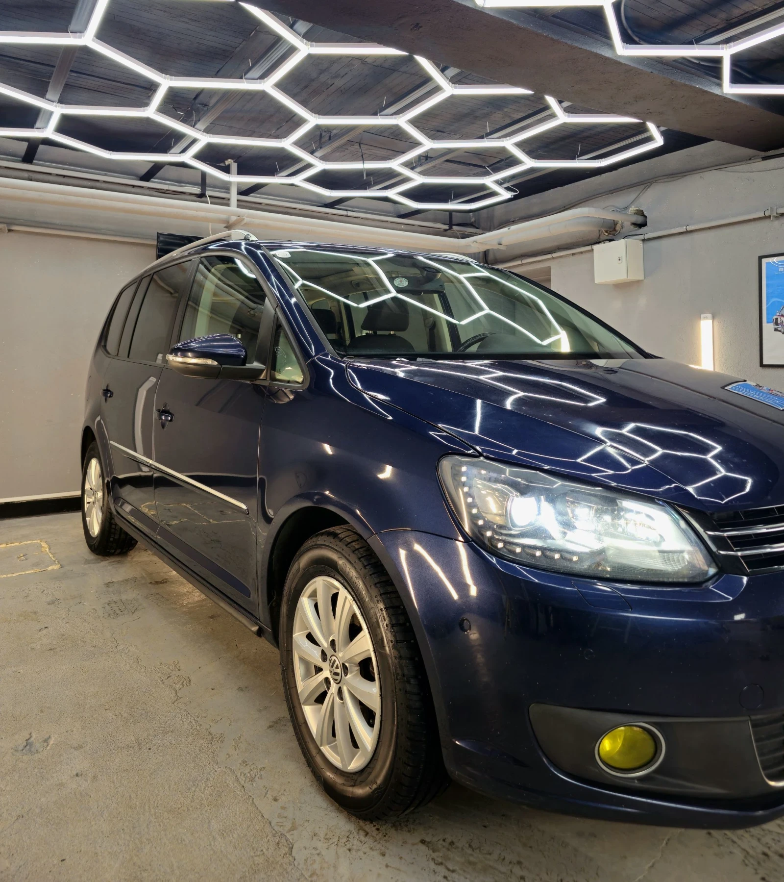 VW Touran 2.0TDI Highline, снимка 6 - Автомобили и джипове - 54009299