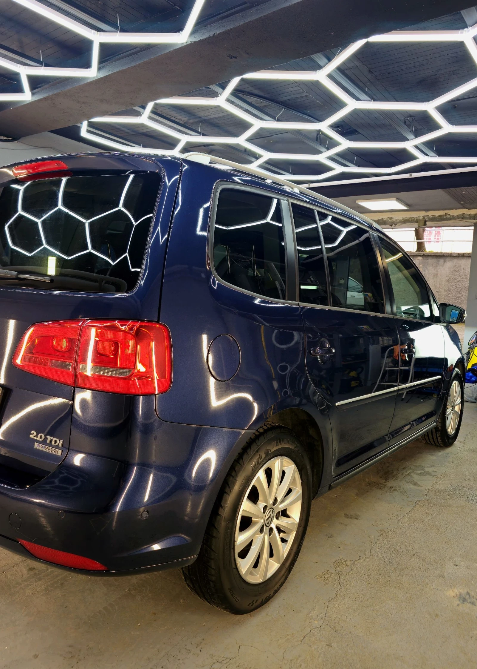 VW Touran 2.0TDI Highline, снимка 5 - Автомобили и джипове - 54009299