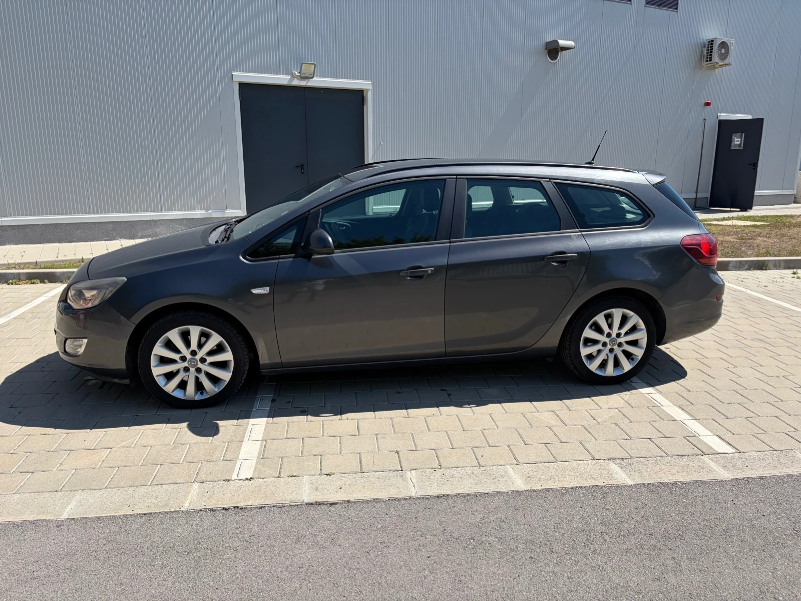 Opel Astra J Sport Tourer, снимка 3 - Автомобили и джипове - 55562825