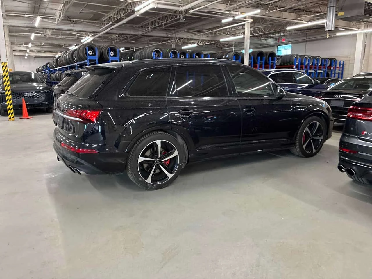 Audi SQ7 * Premium Plus * CARFAX * БЕЗ ПЪРВОНАЧАЛНА ВНОСКА, снимка 3 - Автомобили и джипове - 54480280