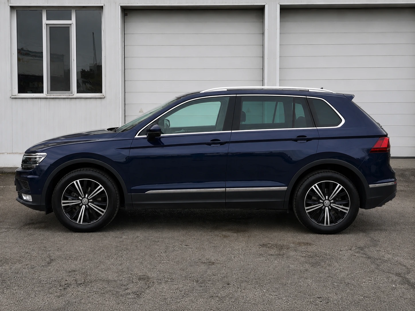 VW Tiguan 2.0 TDI-4Motion-DSG-Дигитално табло-Keyless-Камера, снимка 3 - Автомобили и джипове - 54661770