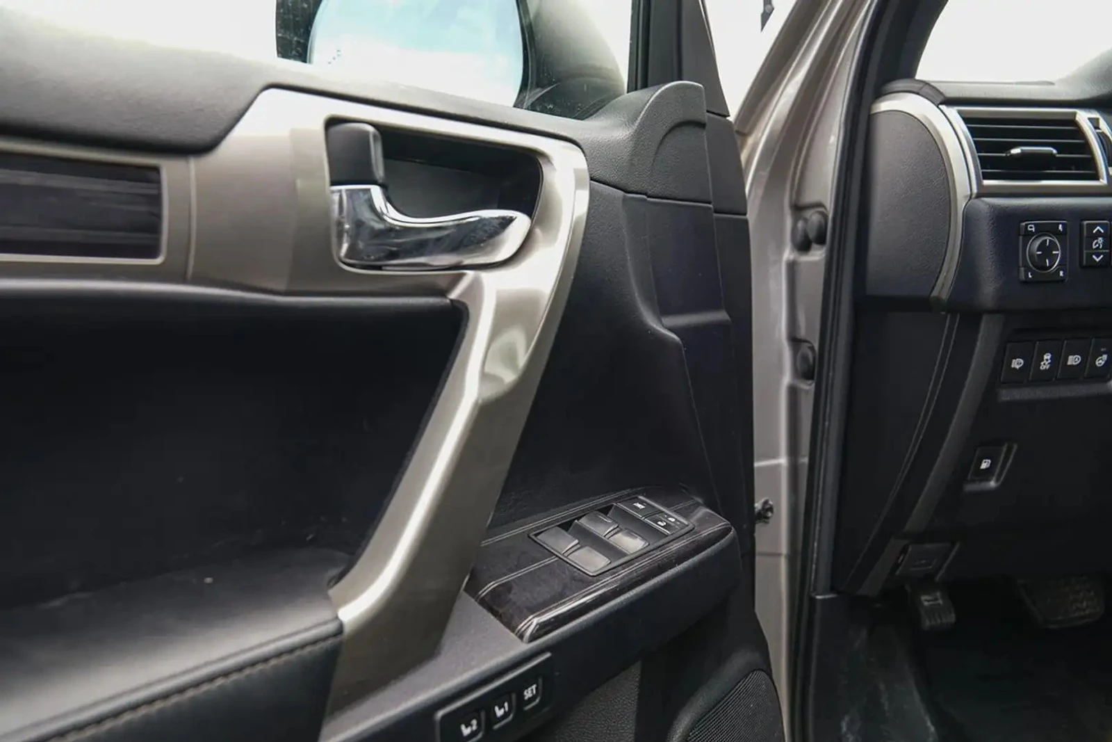Lexus GX AWD* 7 МЕСТА* DISTRO* ОДБУХ, снимка 8 - Автомобили и джипове - 55478982