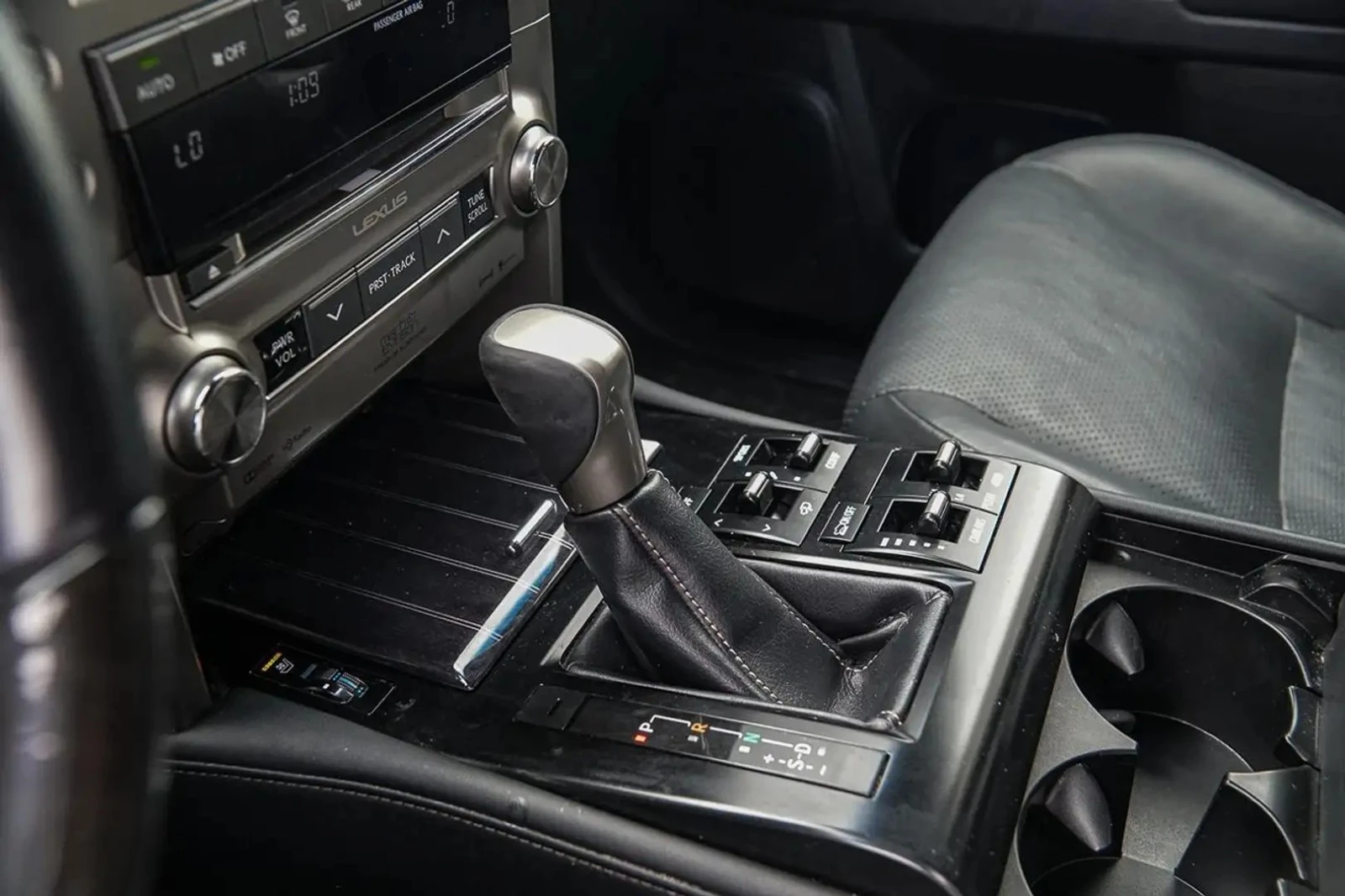 Lexus GX AWD* 7 МЕСТА* DISTRO* ОДБУХ, снимка 14 - Автомобили и джипове - 55478982