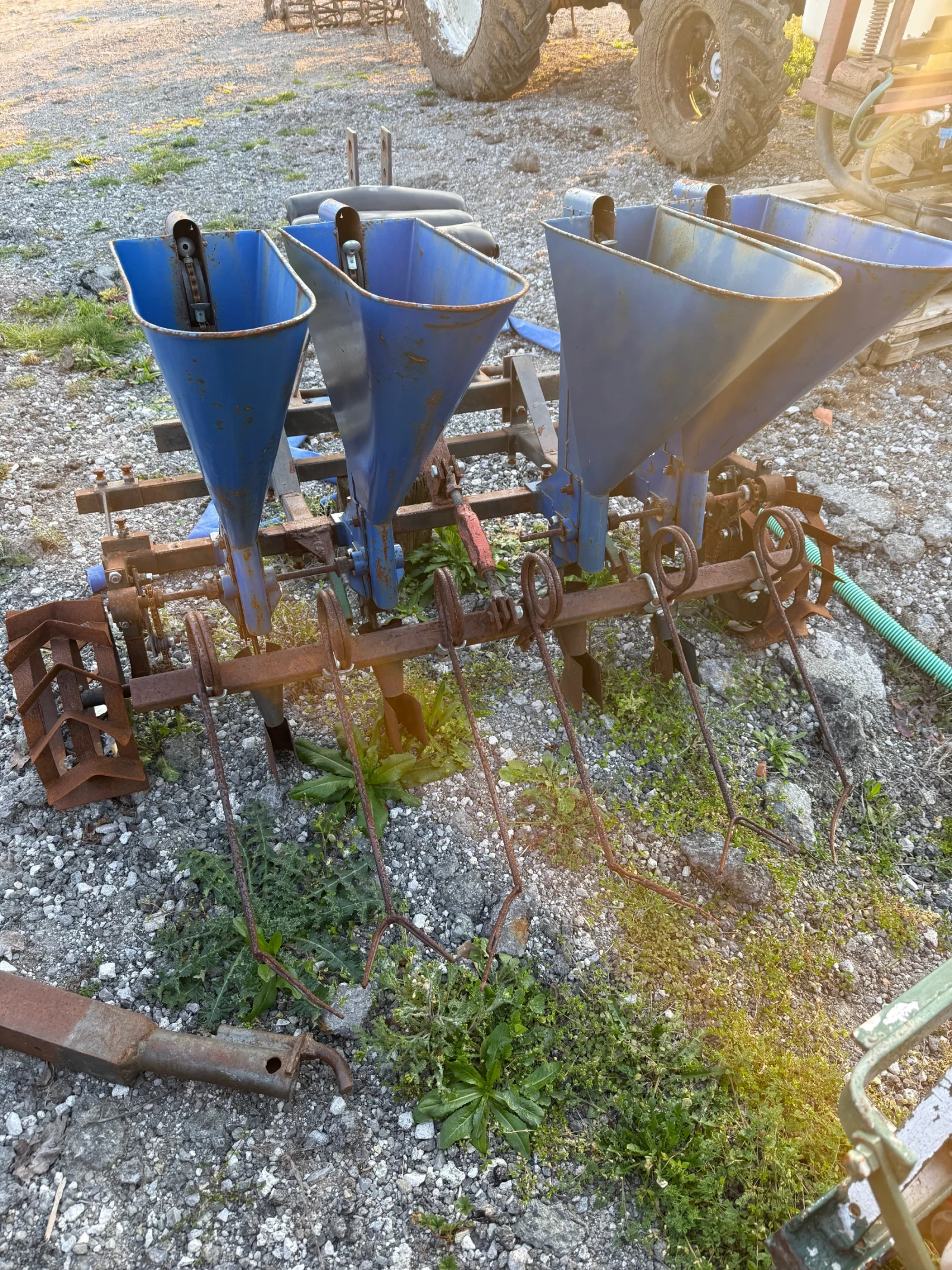 Сеялка Друга марка Сеялка за лук и чесън, снимка 3 - Селскостопанска техника - 53839159