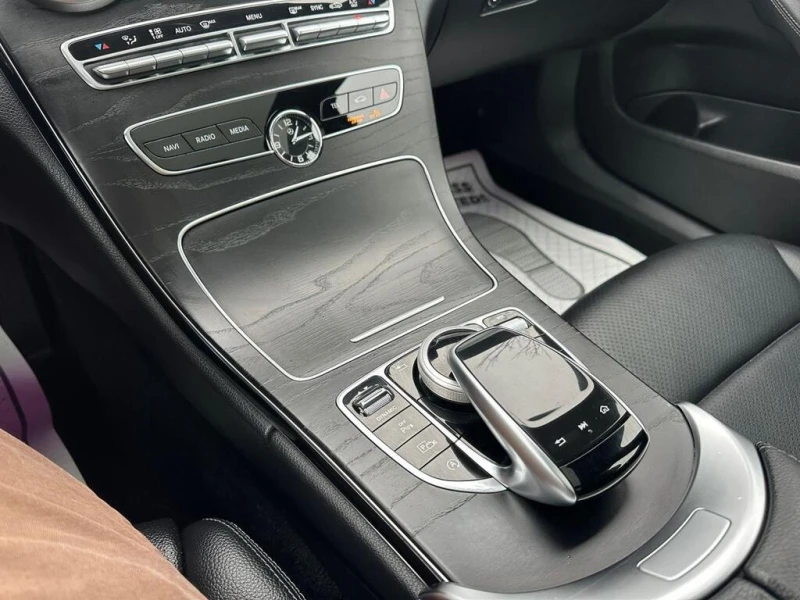Mercedes-Benz C 300 * АВТО КРЕДИТ* ЦЕНА ДО БГ * СЕРВИЗНА ИСТОРИЯ * , снимка 12 - Автомобили и джипове - 52827345
