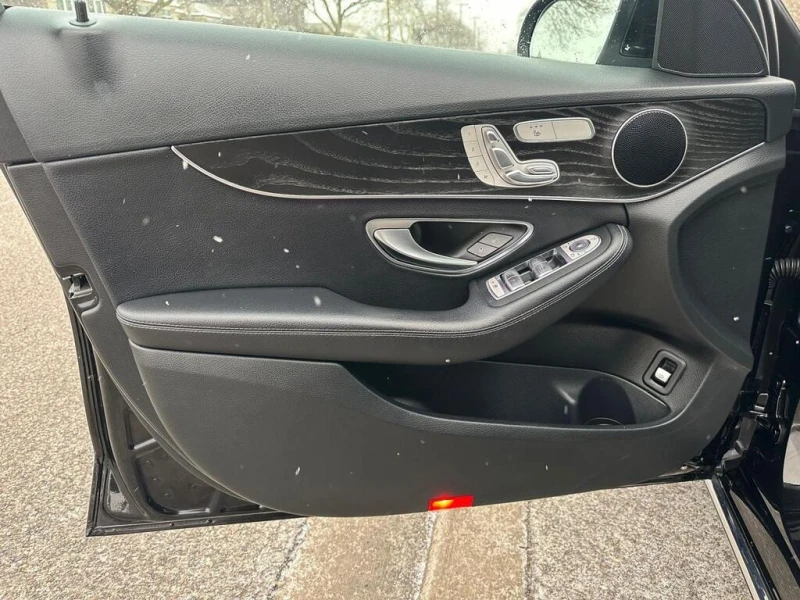 Mercedes-Benz C 300 * АВТО КРЕДИТ* ЦЕНА ДО БГ * СЕРВИЗНА ИСТОРИЯ * , снимка 10 - Автомобили и джипове - 52827345