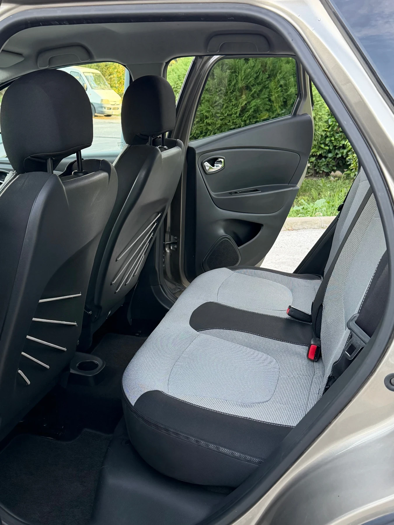 Renault Captur 1.2Tce Automatic/Keyless/LED, снимка 12 - Автомобили и джипове - 56432105