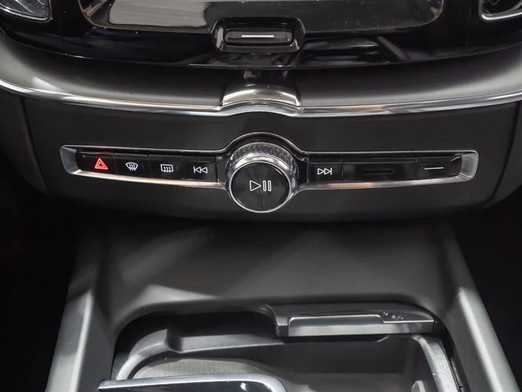 Volvo XC60 T6 MOMENTUM* DISTRONIC* ПАНОРАМА* КРАЙНА ЦЕНА, снимка 13 - Автомобили и джипове - 56004469