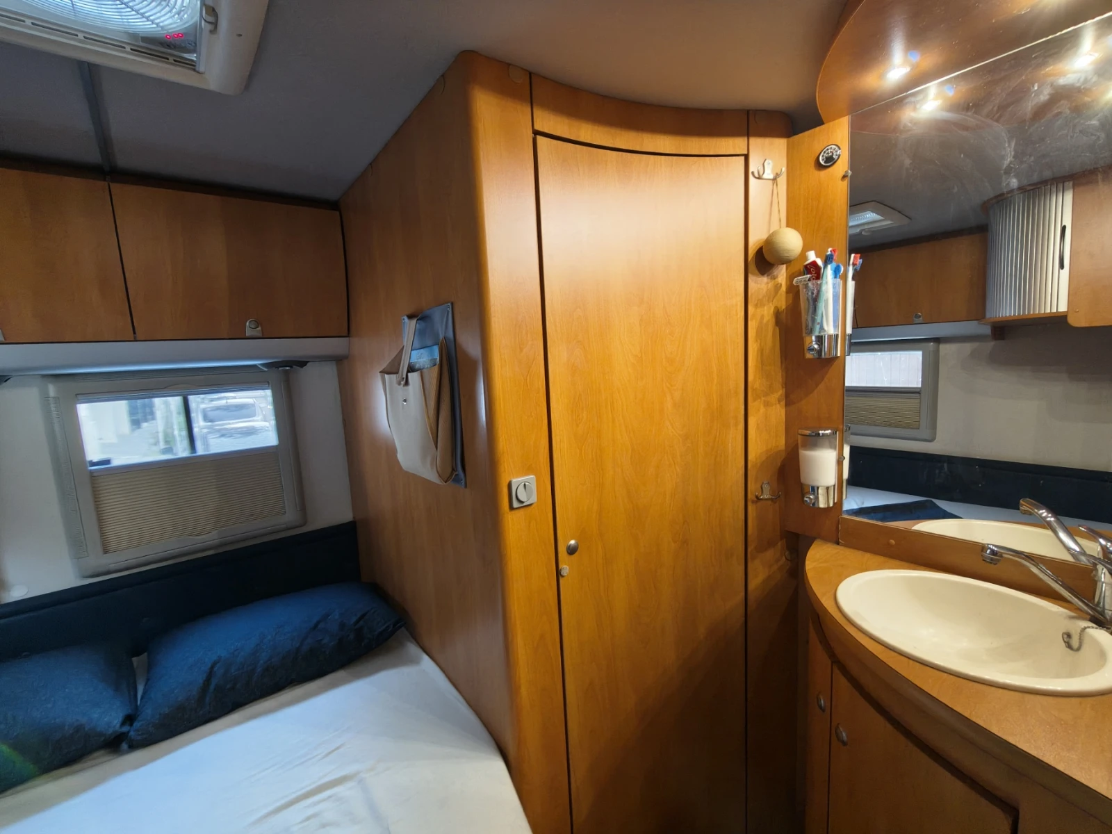 Кемпер Knaus Travel liner 658, снимка 10 - Каравани и кемпери - 56067516