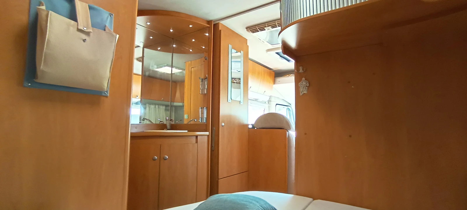 Кемпер Knaus Travel liner 658, снимка 13 - Каравани и кемпери - 56067516