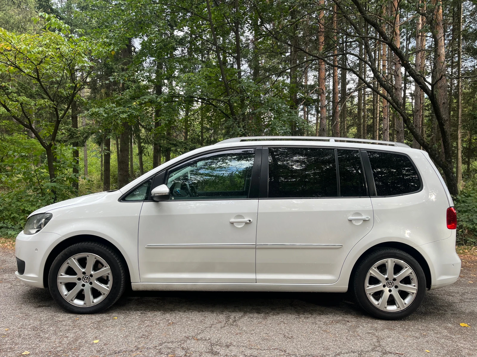 VW Touran 2.0 TDI 170 АВТОМАТИК 7 места - изображение 3